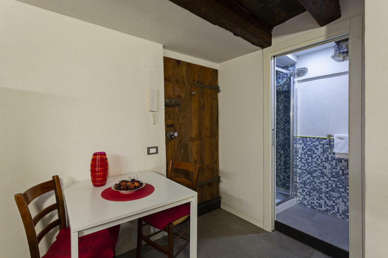 Wood And Stone Apartment In The Historical Center Genoa Exterior photo