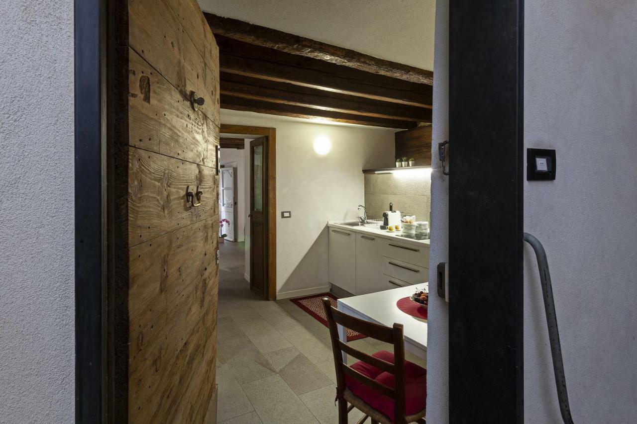 Wood And Stone Apartment In The Historical Center Genoa Exterior photo